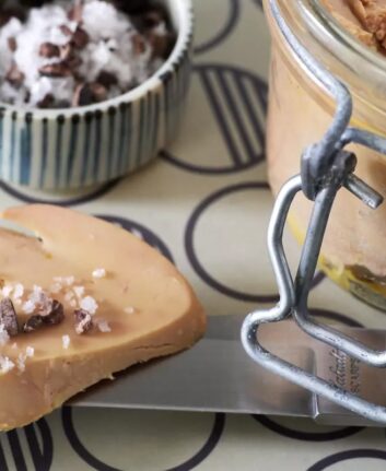 Foie gras au micro-ondes, grué de cacao et fleur de sel