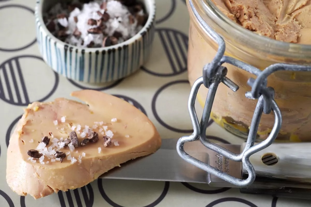 Foie gras au micro-ondes, grué de cacao et fleur de sel