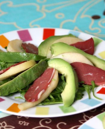 Salade poires avocat magret fumé