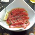 Saumon cru mariné à l’huile d’olive façon gravlax