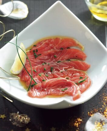 Saumon cru mariné à l’huile d’olive façon gravlax