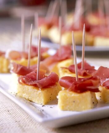 Brochettes de polenta au jambon cru Crédit : Marie-Laure Tombini / © Passion Céréales