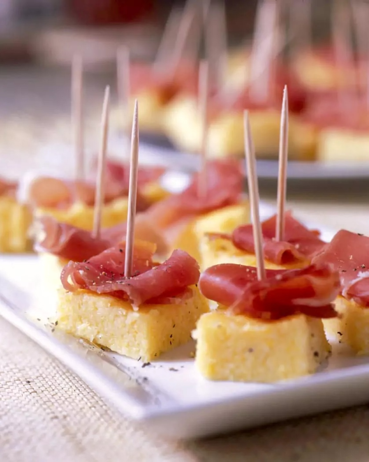 Brochettes de polenta au jambon cru Crédit : Marie-Laure Tombini / © Passion Céréales