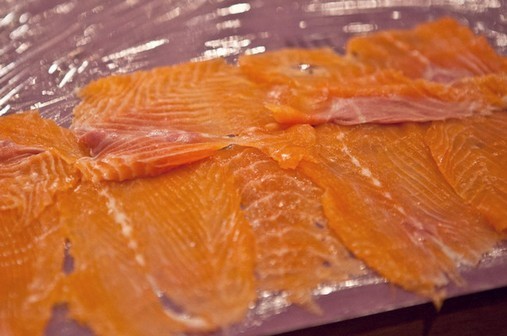 Tranche de saumon frais sur papier 