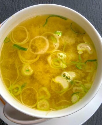 Soupe à l'oignon et au miso d'orge © Gianfranco Vivi. shutterstock