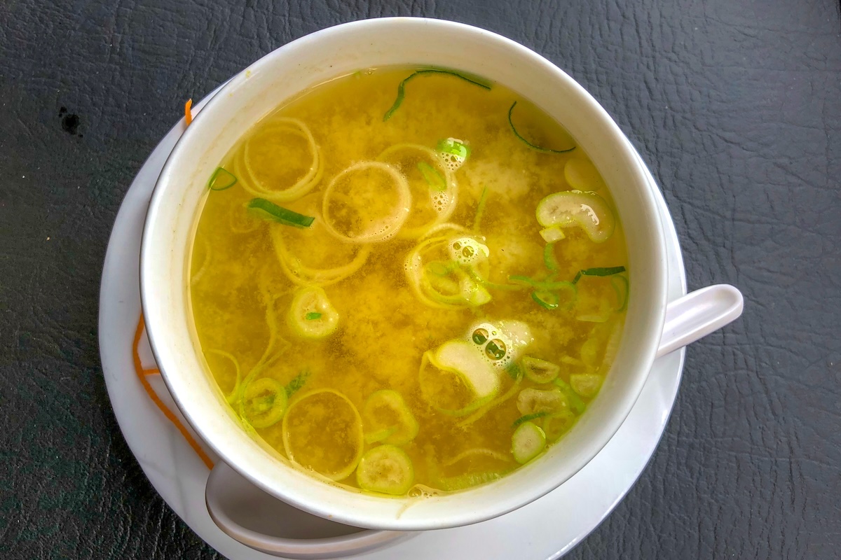 Soupe à l'oignon et au miso d'orge © Gianfranco Vivi. shutterstock