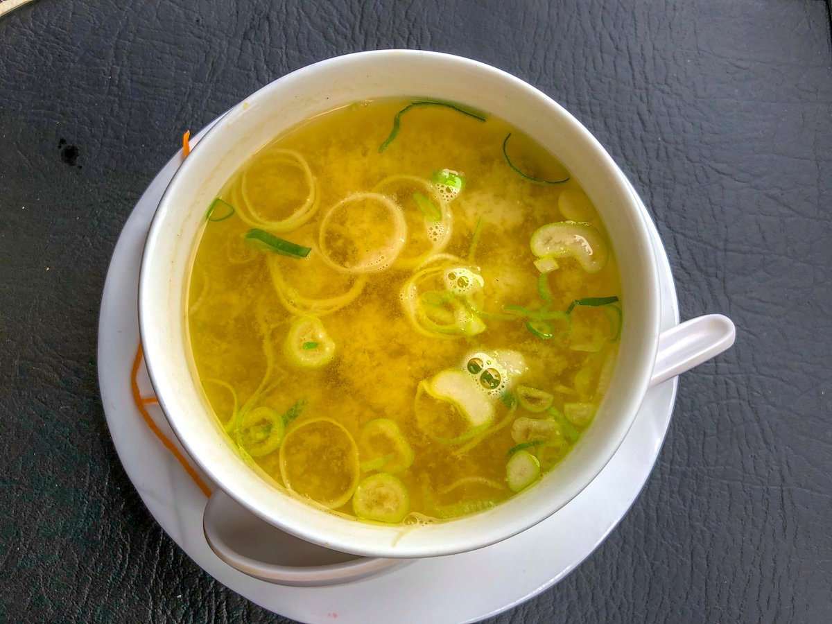 Soupe à l'oignon et au miso d'orge © Gianfranco Vivi. shutterstock