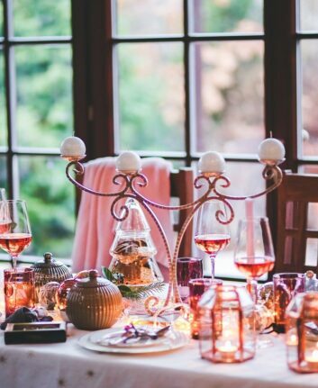 Tables de fêtes ©kaboompics CC0 Pixabay
