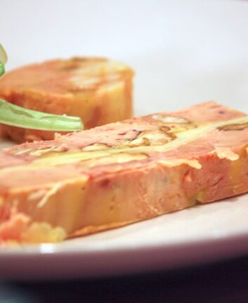 Terrine de foie gras de canard au Comté et noix grillées