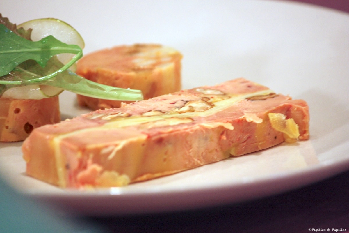 Terrine de foie gras de canard au Comté et noix grillées