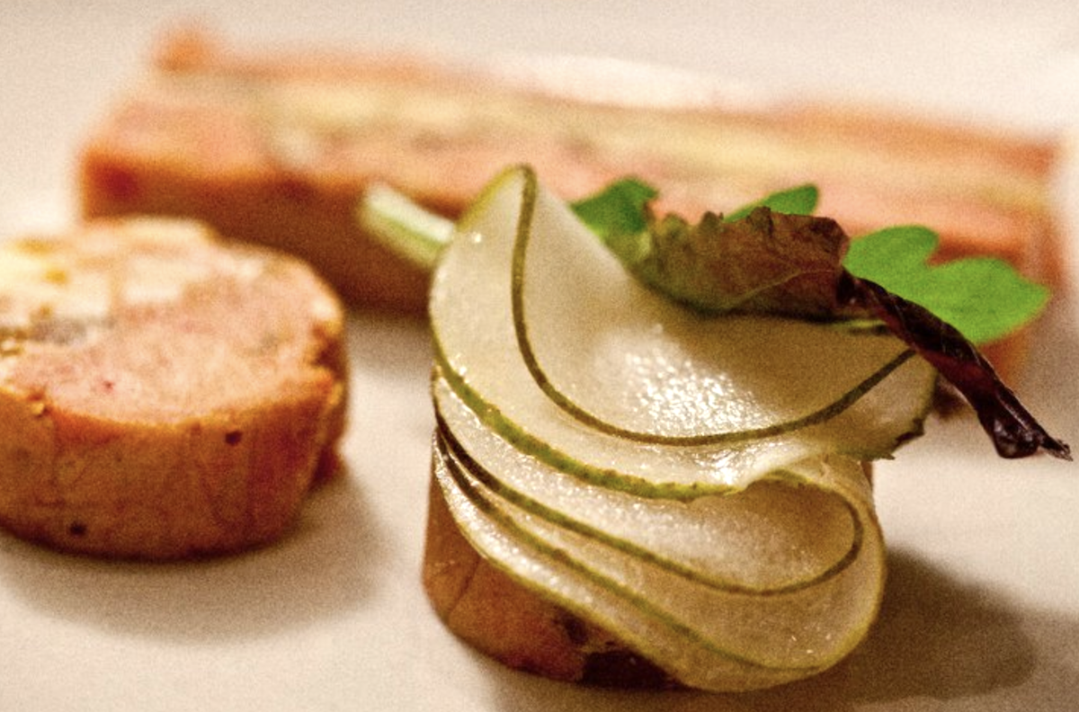 Terrine de foie gras de canard au Comté et noix grillées