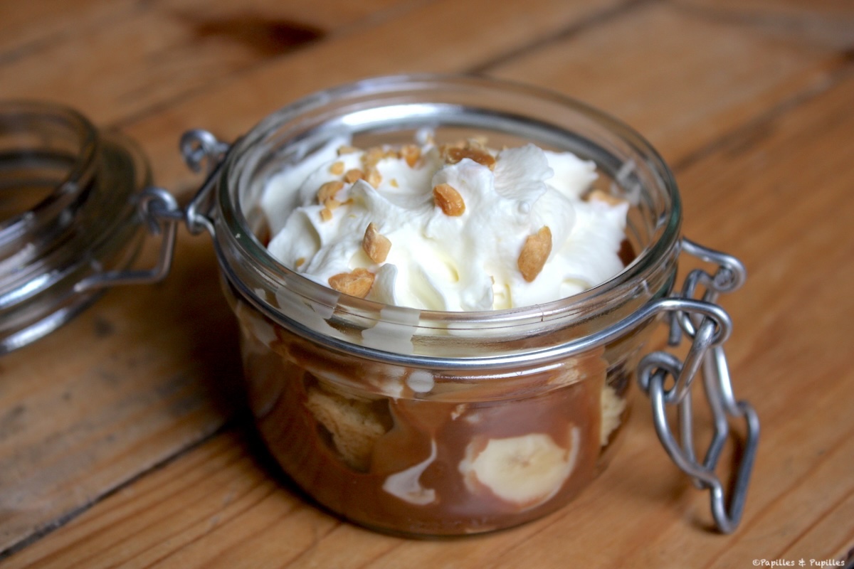 Trifle banane chocolat caramel aux éclats de cacahuètes en verrine