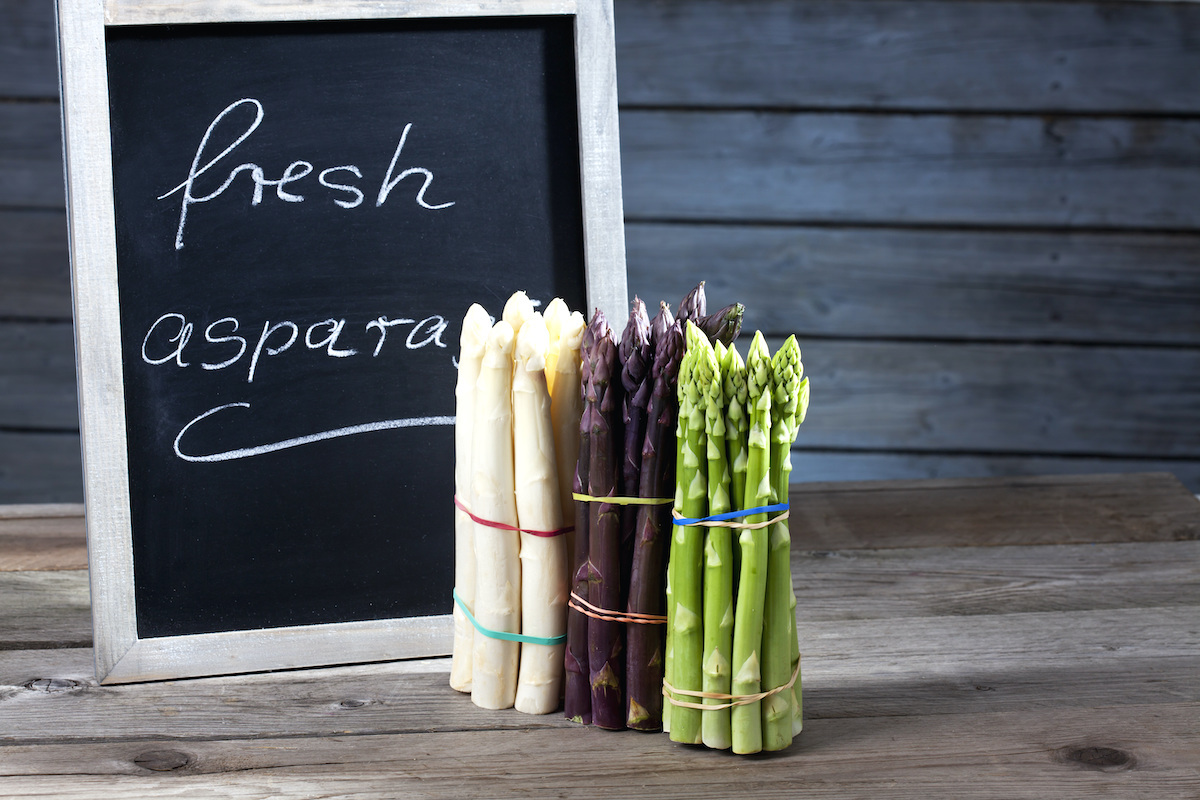 Bottes d’asperges fraîches au marché au printemps