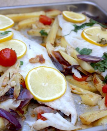 Filets de poisson rôtis [merluchon] aux pommes de terre et tomates