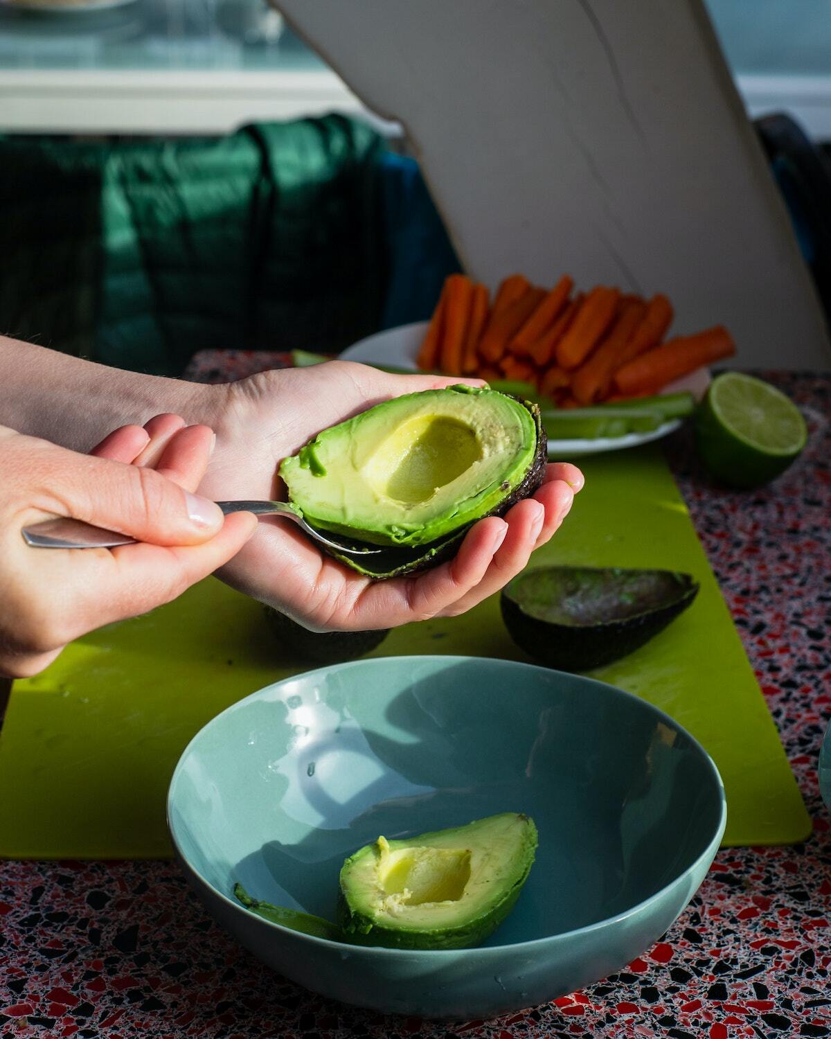 Préparer un avocat ©louis-hansel-shotsoflouis- unsplash