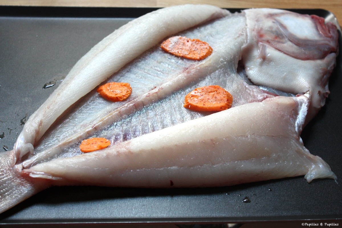 Barbue ouverte et assaisonnée avant cuisson au four