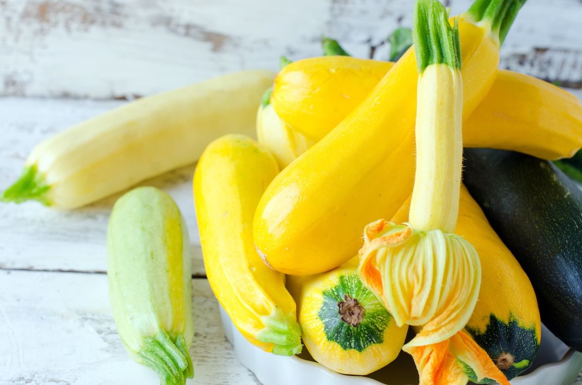 Courgettes jaunes longues sur un fond clair