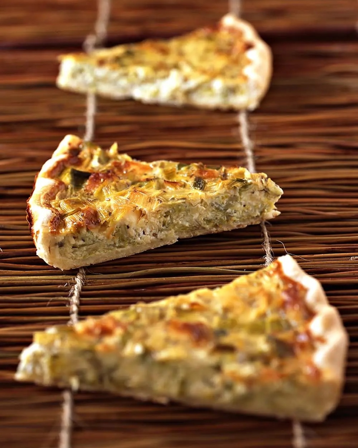 Tarte aux poireaux et au fromage de chèvre servie tiède avec salade verte