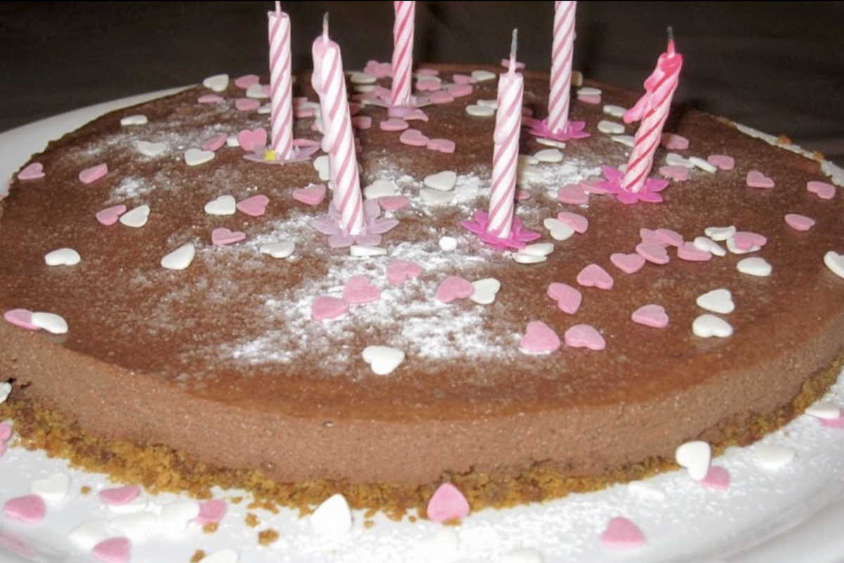 Cheesecake au chocolat sans œufs et sans lait, avec base aux spéculoos et mousse végétale prise à l’agar-agar