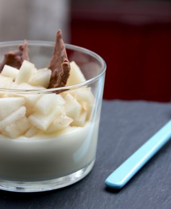 Mousse au chocolat blanc, petits dés de poires et croustillant au praliné