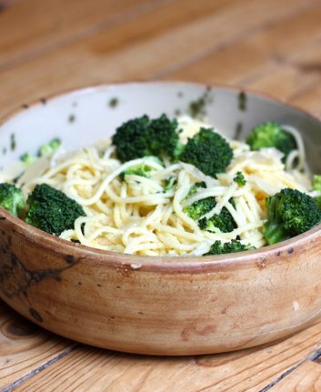 Spaghetti aux brocolis, ail et Parmesan
