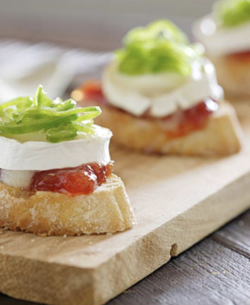 Toasts de chèvre et poivron vert confits à la marmelade de tomate ©Huiles d'olive d'Europe