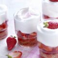 Verrines de fraises et chantilly au chocolat blanc