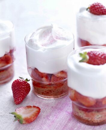 Verrines de fraises et chantilly au chocolat blanc