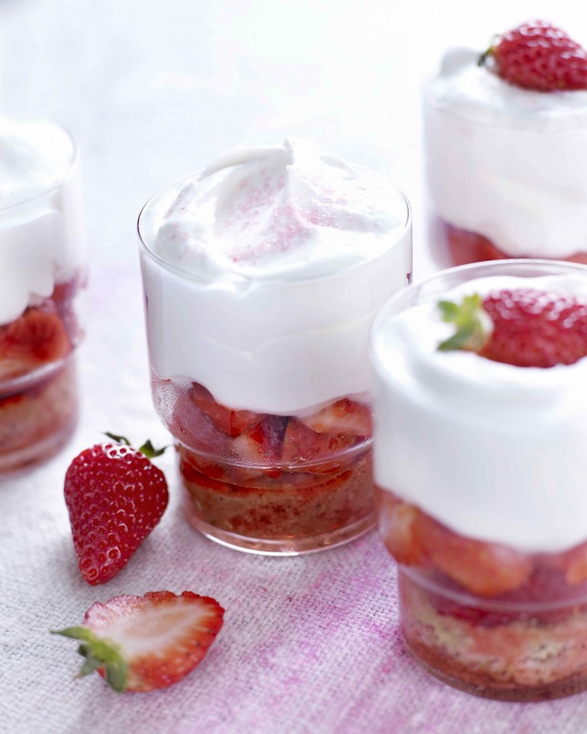 Verrines de fraises et chantilly au chocolat blanc