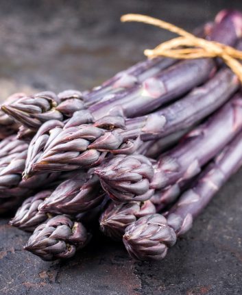 Asperges pourpres © hlphoto. shutterstock