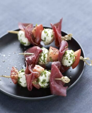Brochette de viande des Grisons, tomates séchées et mozzarella ©Aoste