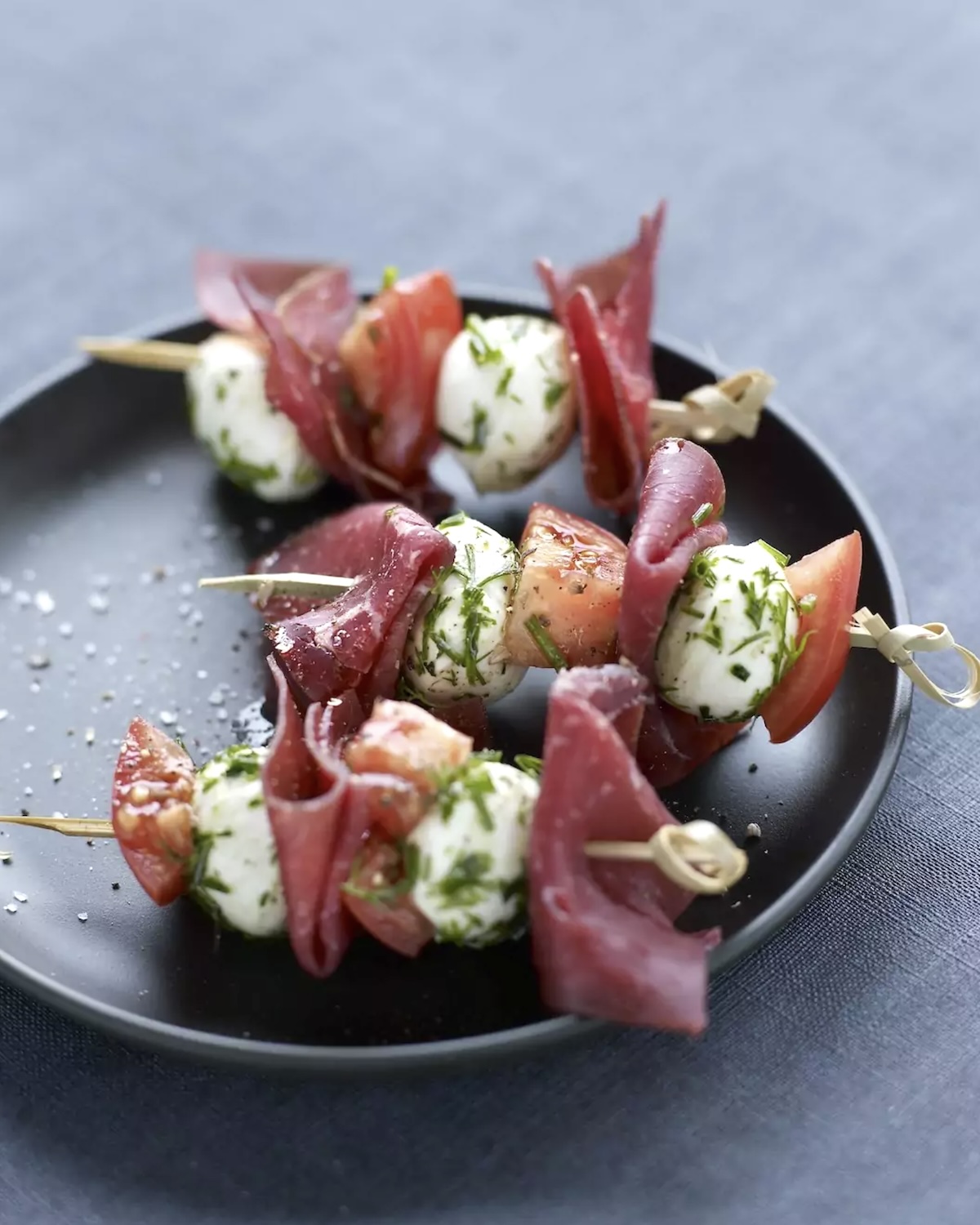 Brochette de viande des Grisons, tomates séchées et mozzarella ©Aoste