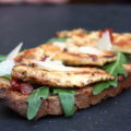 Bruschetta de poulet mariné, tomates confites et Parmesan