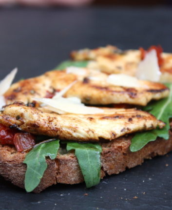 Bruschetta de poulet mariné, tomates confites et Parmesan