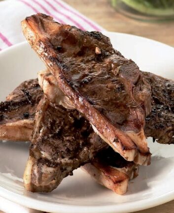 Côtelettes d’agneau grillées, marinées au ketchup et romarin