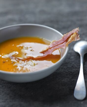 Crème de butternut et sa chips de Jambon de Bayonne