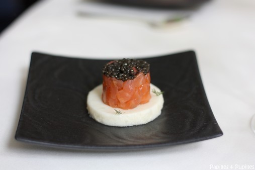 Cylindre de saumon au caviar sur une gelée croquante de chou fleur