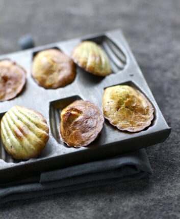 Minis madeleines au pesto et à la viande des Grisons