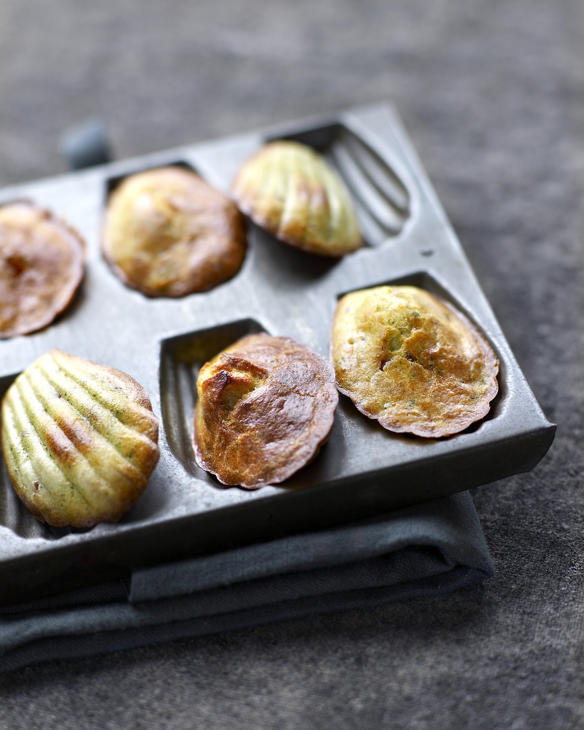 Minis madeleines au pesto et à la viande des Grisons