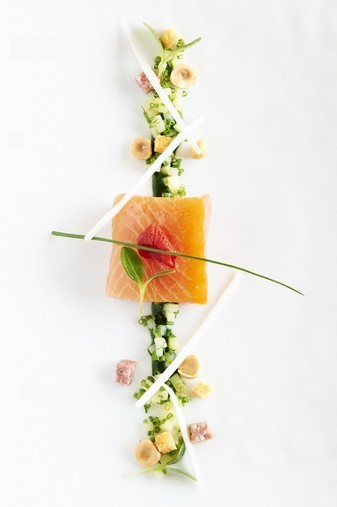 Saumon d’Écosse, vinaigrette de saucisson Lyonnais, effilochée de chicons aux noisettes ©Gaëtan Miclotte