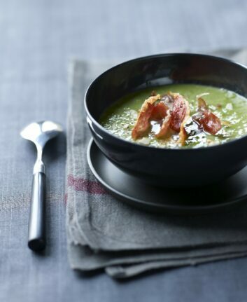 Velouté de petits pois et sa chips de Jambon Serrano