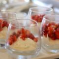Mousse au chocolat blanc et dés de fraises