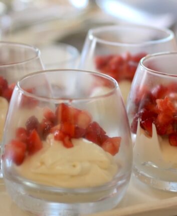 Mousse au chocolat blanc et dés de fraises