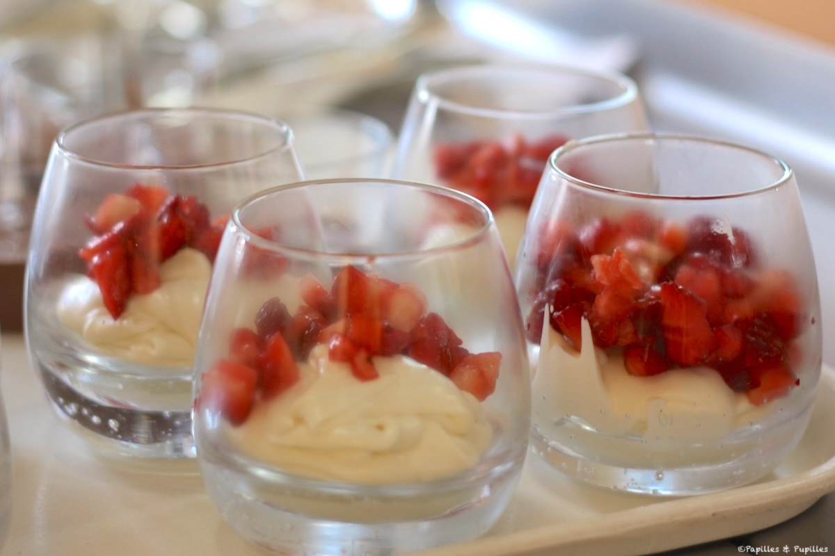 Mousse au chocolat blanc et dés de fraises