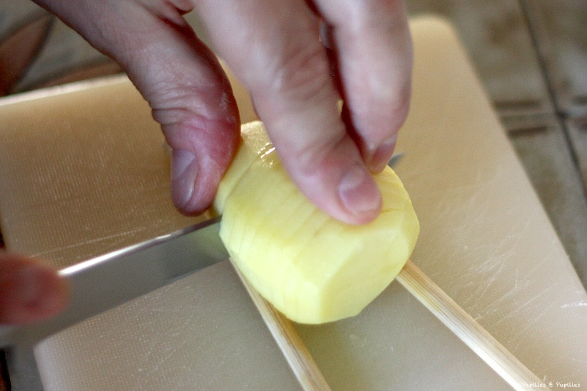 Coupez en s'aidant des baguettes