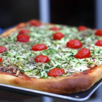 Pizza courgettes râpées mozzarella et tomates cerises
