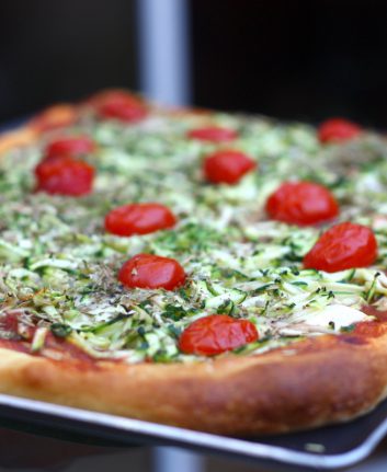 Pizza courgettes râpées mozzarella et tomates cerises
