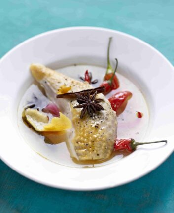 Suprèmes de pintade pochés aux épices ©JC Amiel / Marie Leteuré pour le CIP