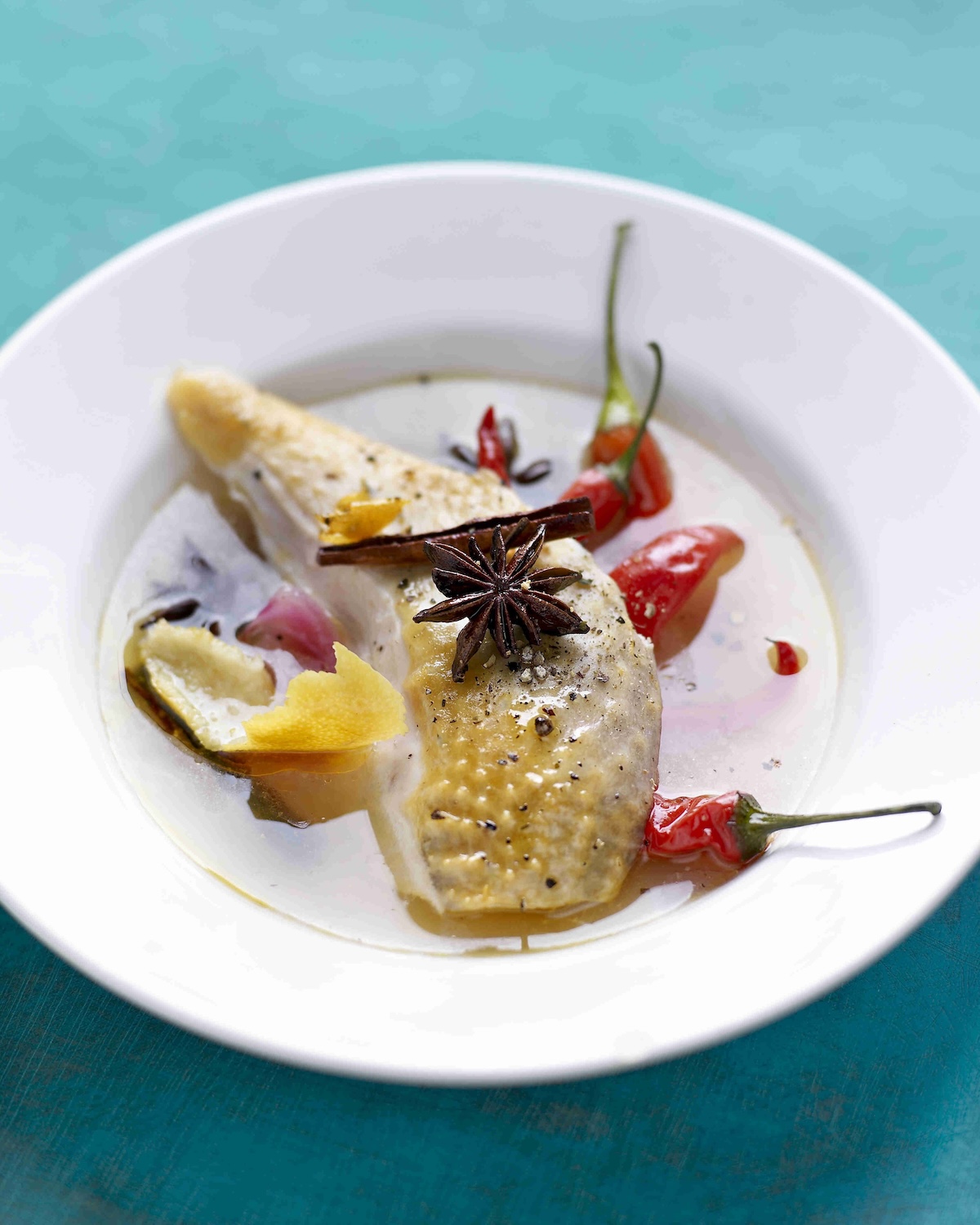 Suprèmes de pintade pochés aux épices ©JC Amiel / Marie Leteuré pour le CIP