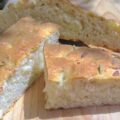 Focaccia au romarin et à la mozzarella